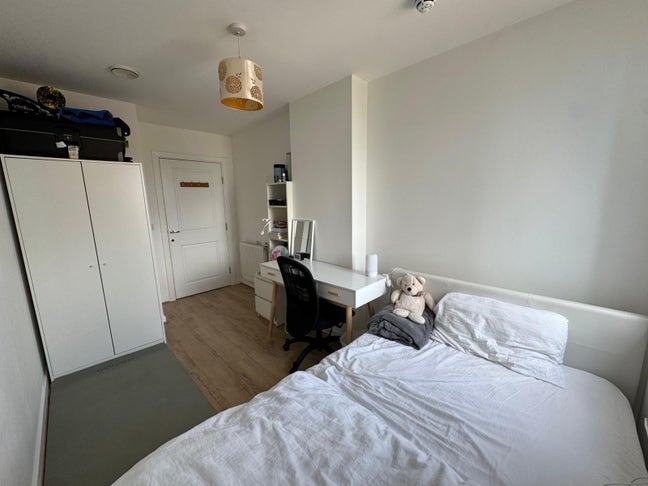 Bright Double Room Available in E14 Main Photo