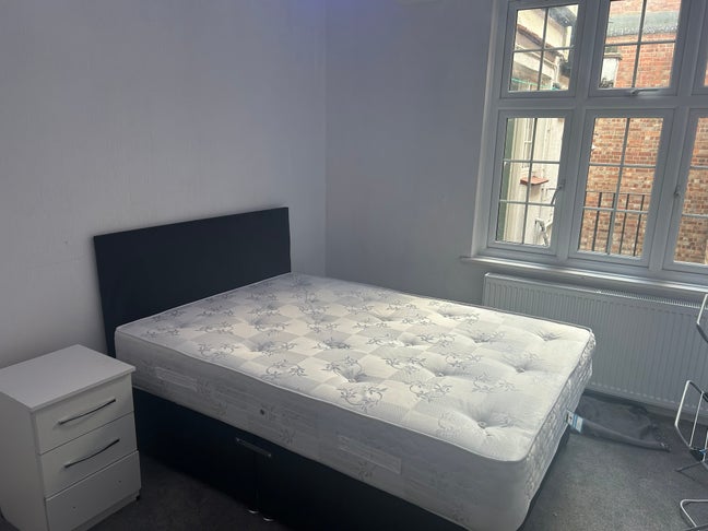 Spare bedroom in a 3 bed flat Main Photo