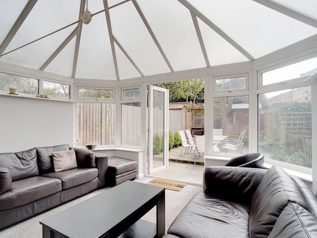 Small En-suite room to rent Canary wharf (E14 3EW) Main Photo