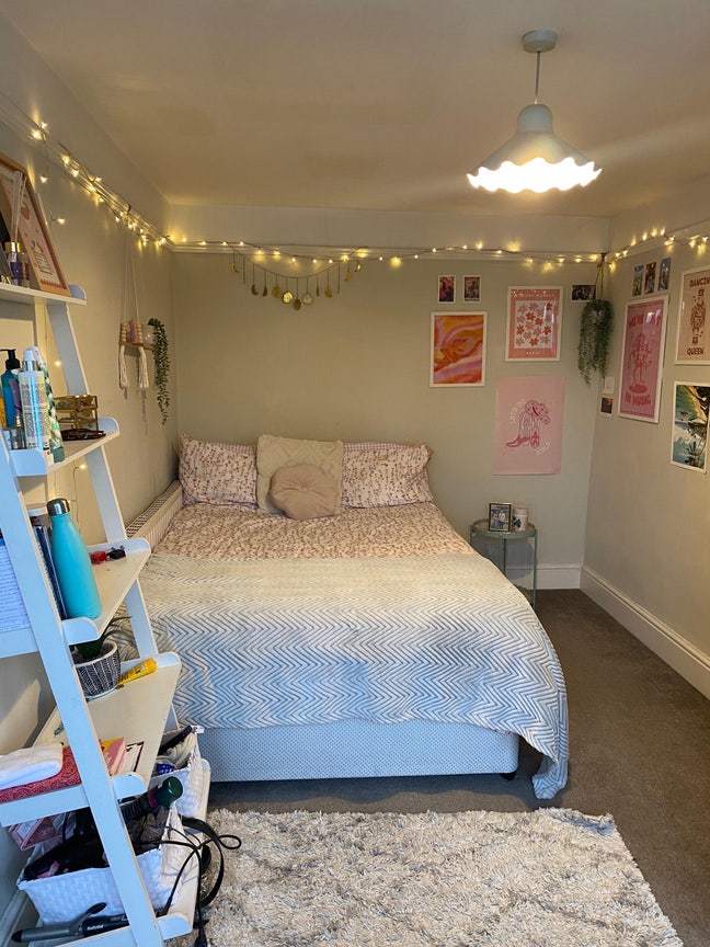 Double room in friendly Ealing flat Main Photo