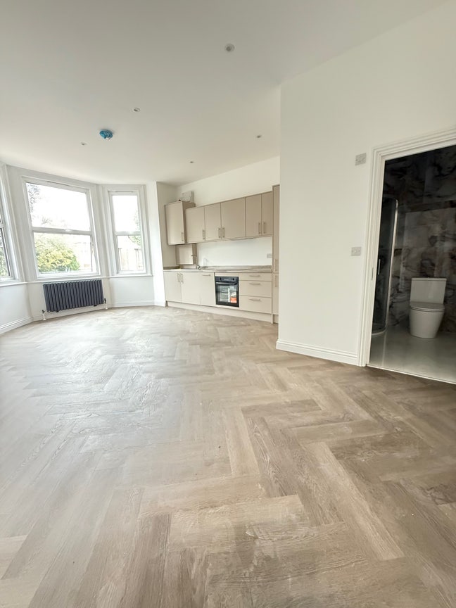 Brand New Luxury Studio Steps from Ealing Broadway Main Photo