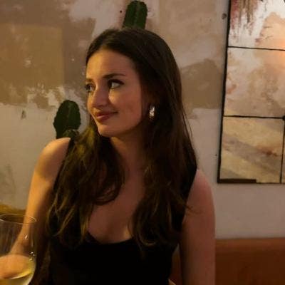 Professional Female seeks a double room Main Photo