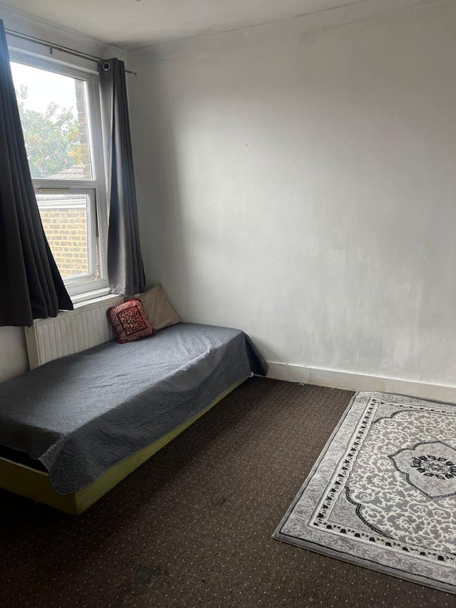 ✨ Bright Single Room | All Bills Included | E7 Main Photo