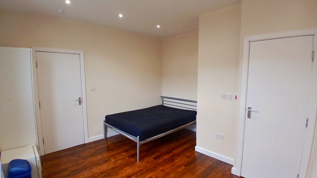 ST6/Tunstall. Large Double Ensuite Main Photo