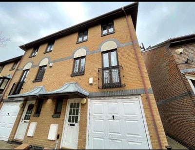 1 Bedroom 1 Bathroom available in Island Garden Main Photo