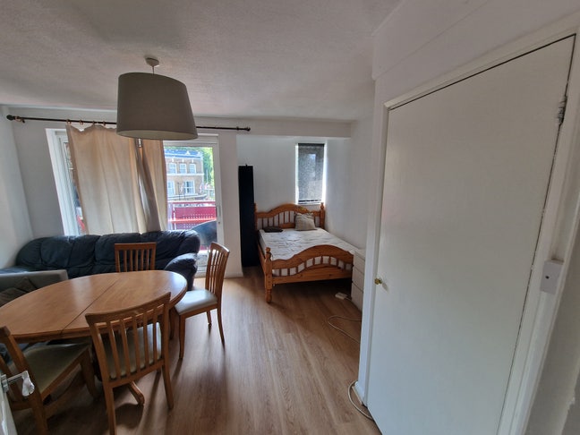Three bedroom flat 6min walk from Bermondsey tube Main Photo