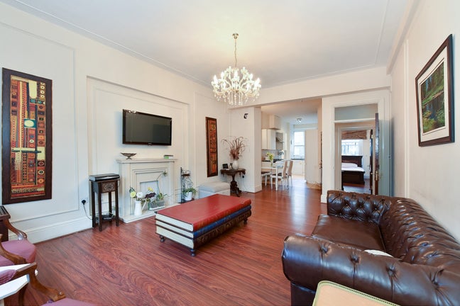 Master Bedroom + ensuite in South Kensington Flat Main Photo