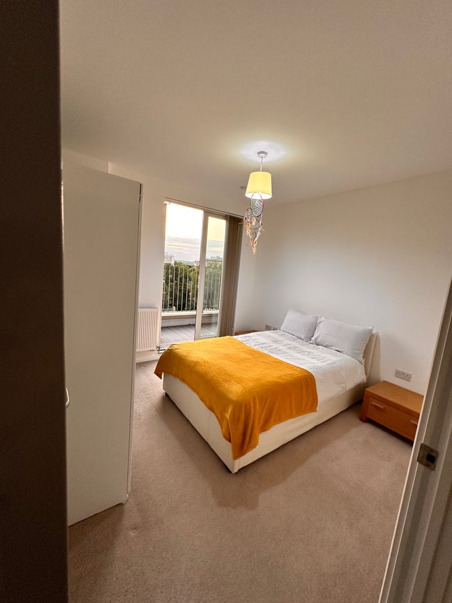 Small double room to rent Main Photo