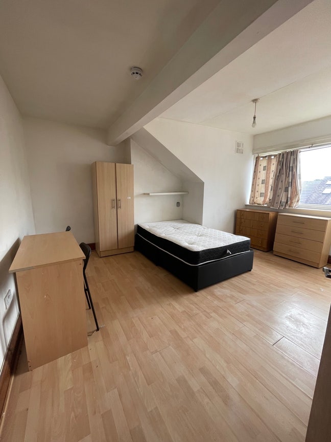 Close to Leeds Train Station - Room Main Photo