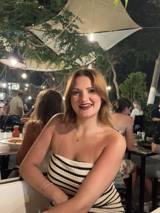 Professional female seeks double room Main Photo