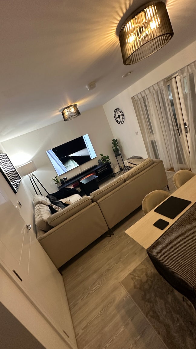 Double Room w/ Private Bathroom in Ascot Main Photo