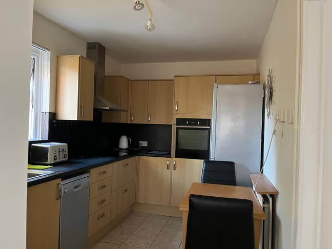 1 bdrms  grnd flr flat for rent-live out landlord Main Photo