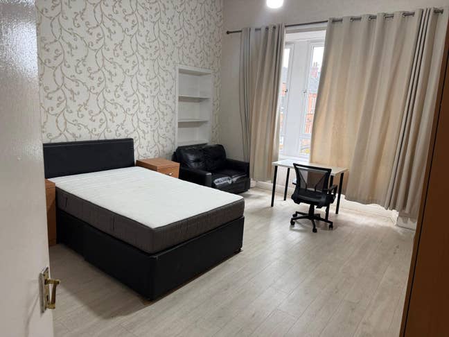 Immediately available - Female Student Flat share Main Photo