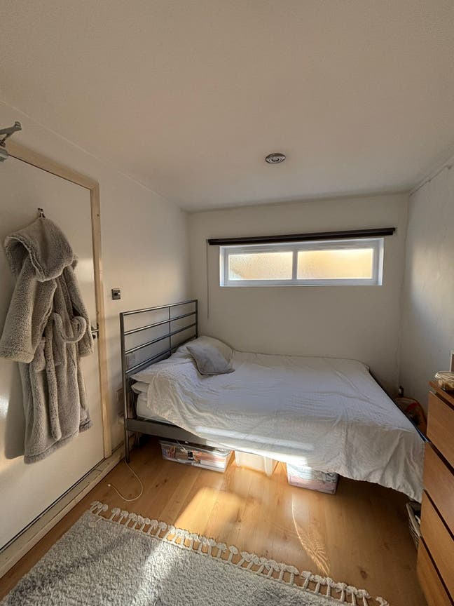 Lovely double bedroom just off St John’s Hill Main Photo