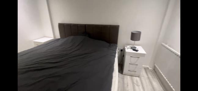 London Bridge/2 Bedroom flat/looking for couple Main Photo