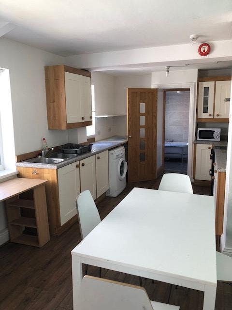 Large Bright Room Next to City Centre Main Photo