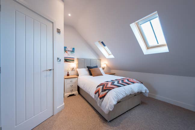 Walking Distance to Mainline Station Main Photo