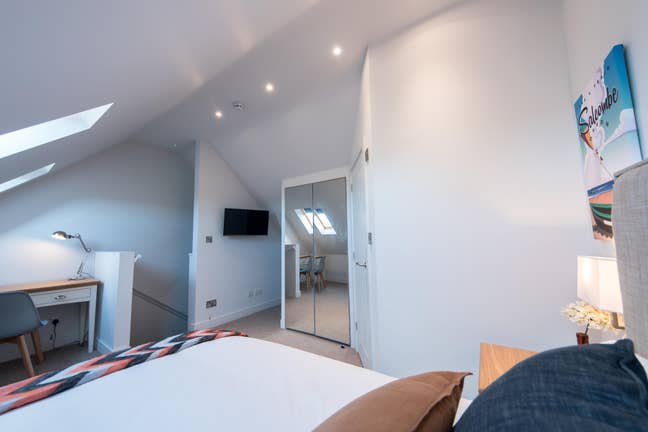 Walking Distance to Mainline Station Main Photo