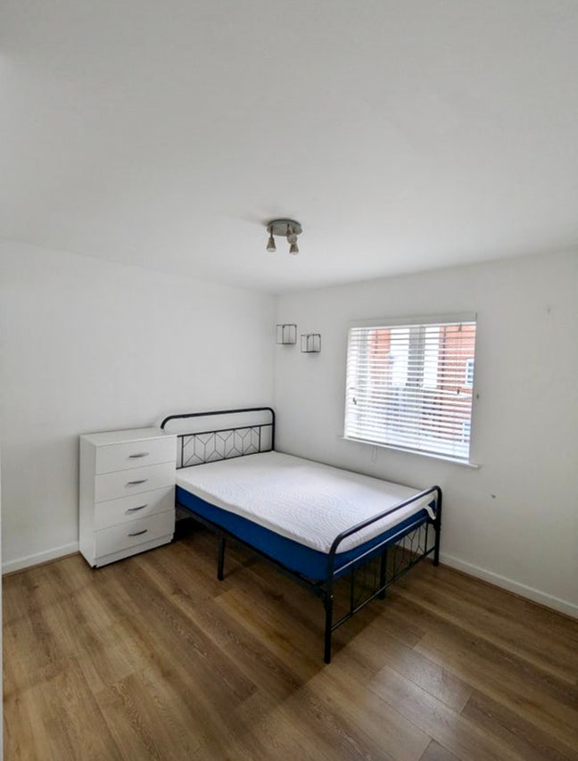 4 Room in Chadwell Heath(Full Property)+Bill Incld Main Photo