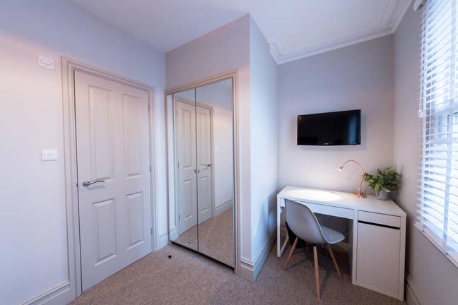 Home Close to Main Station Main Photo