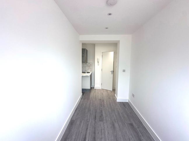 En- Suite Room to rent on Broomstick Hall Road Main Photo