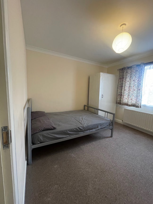 Furnished spacious double room in a shared flat Main Photo