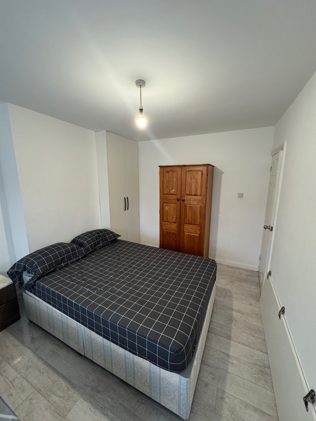Bright Double room available near High street  Main Photo