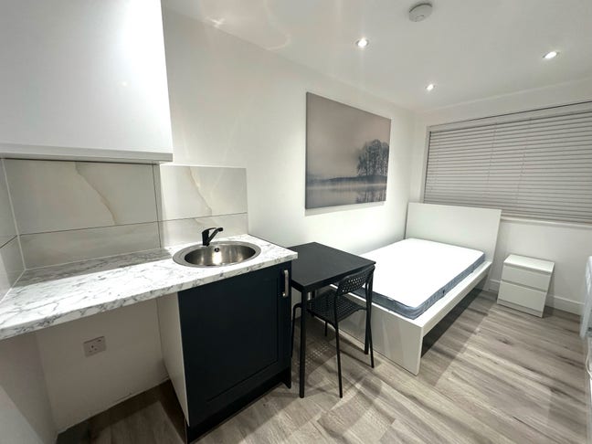 Newly Refurbished En-Suite Room with Kitchenette Main Photo
