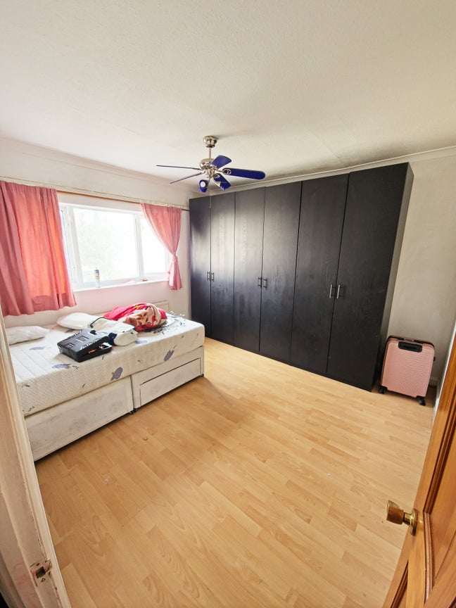 Rooms to let - gantshill.   Main Photo