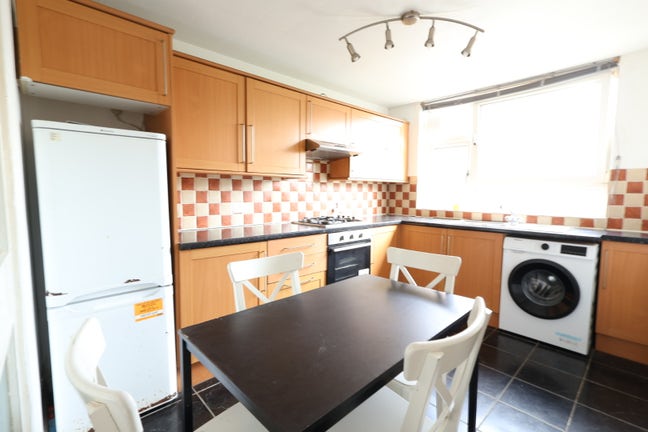 Beautiful & Large 3 Bedroom 2 Bathroom Garden Flat Main Photo