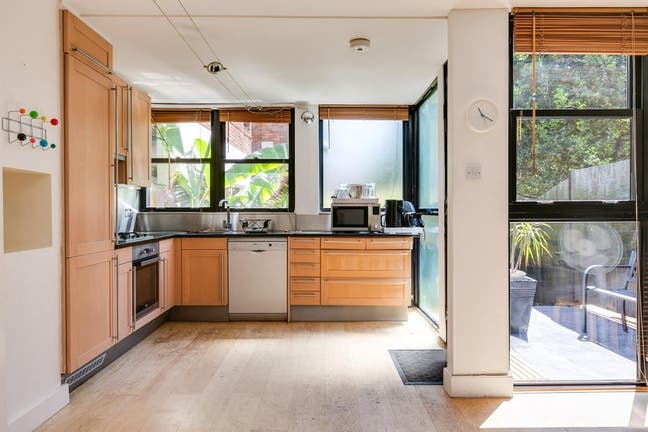 Lavish 2-Bedr Duplex with Private Garden – Pimlico Main Photo