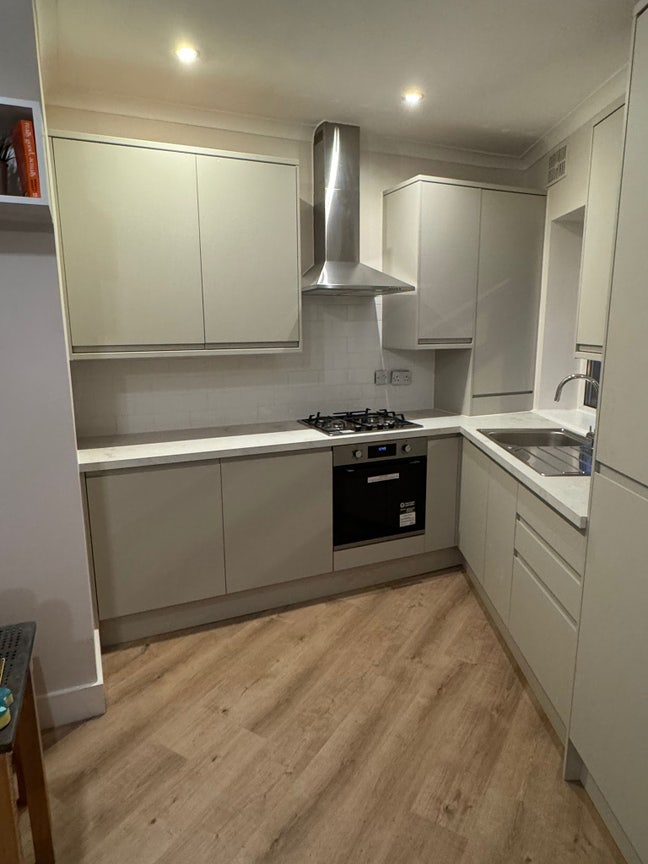 1 Bed Flat- by Broadway Market (Redecorating Atm) Main Photo