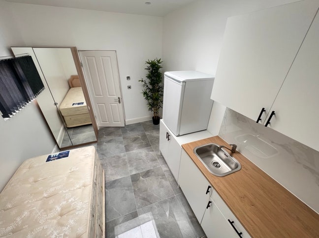 Self contained room with kitchenette & ensuite Main Photo