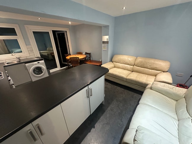 Beautiful 6-Bedroom Refurbished Property Main Photo