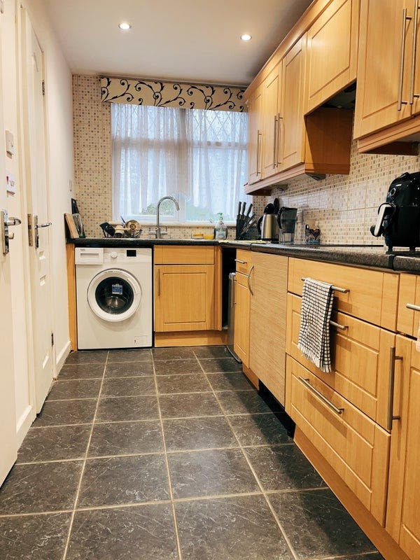 2 bed flat with garden, close to Colindale station Main Photo