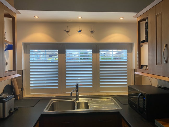 Rooms for rent in 3 bedroomed semi detached home Main Photo