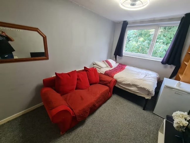 Double Room to let in Redhill RH1 1HL Main Photo
