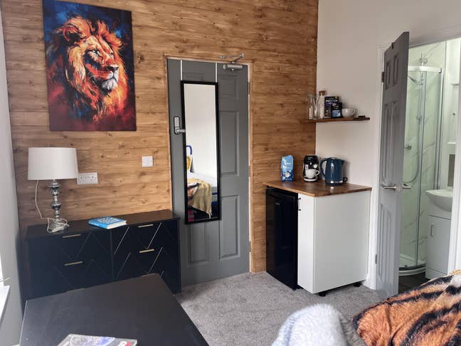  Brand-New En-Suite Double Rooms with Kitchenettes Main Photo