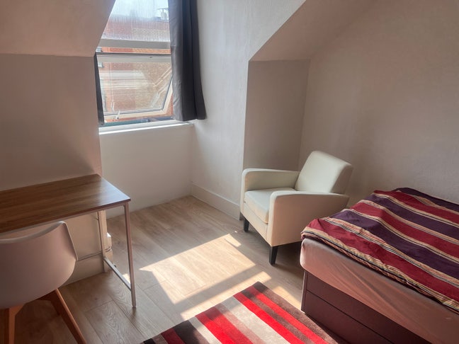 Double room near the mall Luton Main Photo