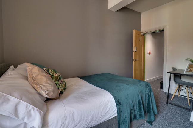 Hassle‑free modern rooms for working professionals Main Photo