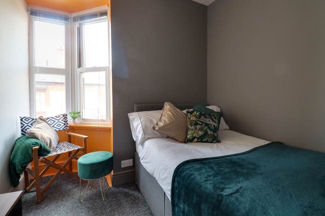 Hassle‑free modern rooms for working professionals Main Photo