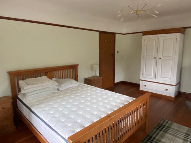 Room to let in large 4 bedroom detached house Main Photo
