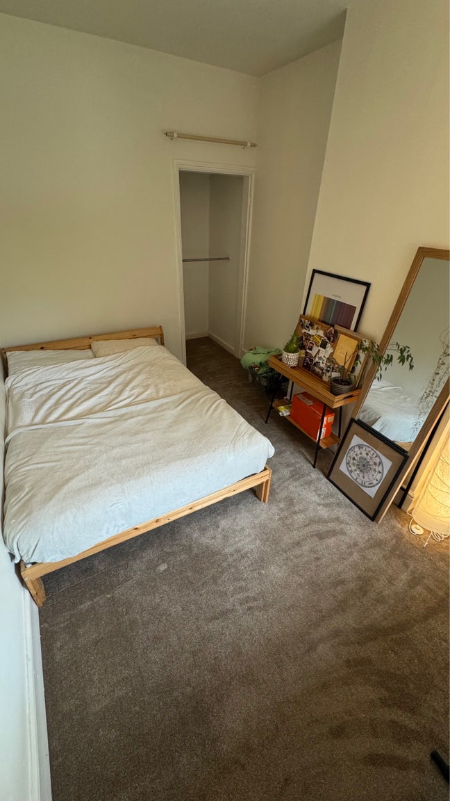 Friendly Female House Share Room Available Main Photo