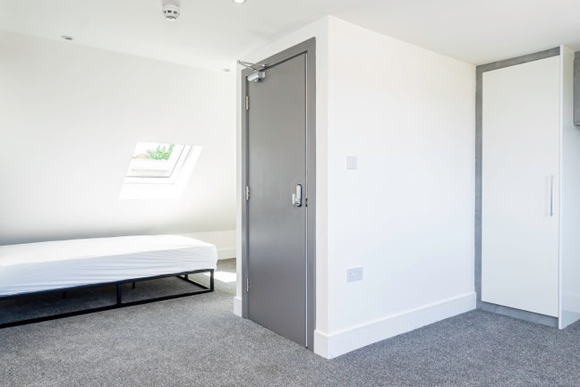 🌞 Bright & Airy Studio – All Bills Included 💡 Main Photo