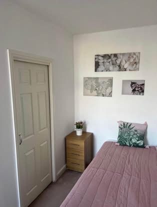 Single room with en-suite  Main Photo