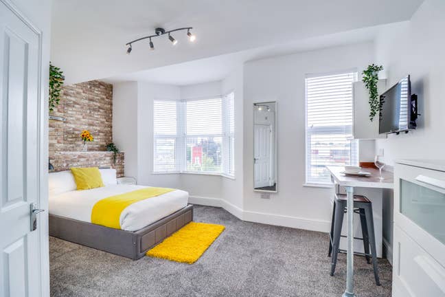 Large Double En-Suite Room Available  Main Photo