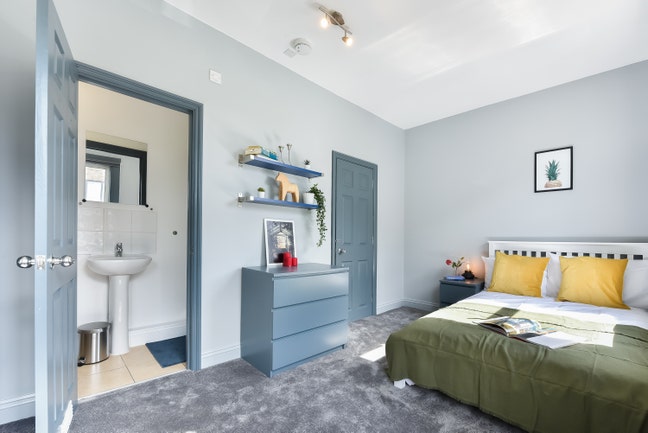🌸 Lovely Ensuite Room Ready to Move In – 9th Sept Main Photo