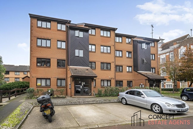 2 bed flat on Cross Road, South Wimbledon, SW19 Main Photo