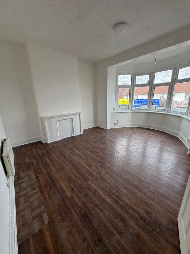 Spacious 3-Bed 2-Bath Flat near Gants Hill Station Main Photo