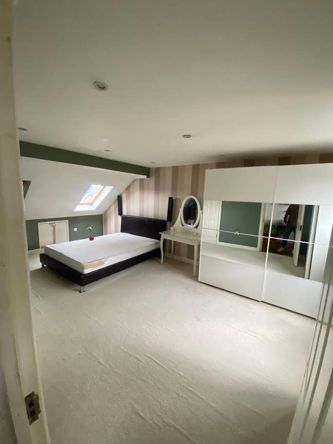 Spacious furnished studio available to rent in IG2 Main Photo